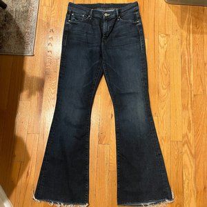 MOTHER DENIM THE WEEKENDER FRAY FLARED JEANS IN DISCO DOLL IN DARK DENIM SIZE 29